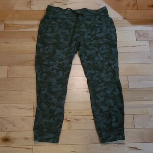 Lululemon athletica Women's Size 10 Green Camouflage Cropped Joggers